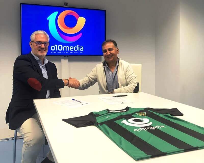 o10media firmando el acuerdo con El Gancho CF